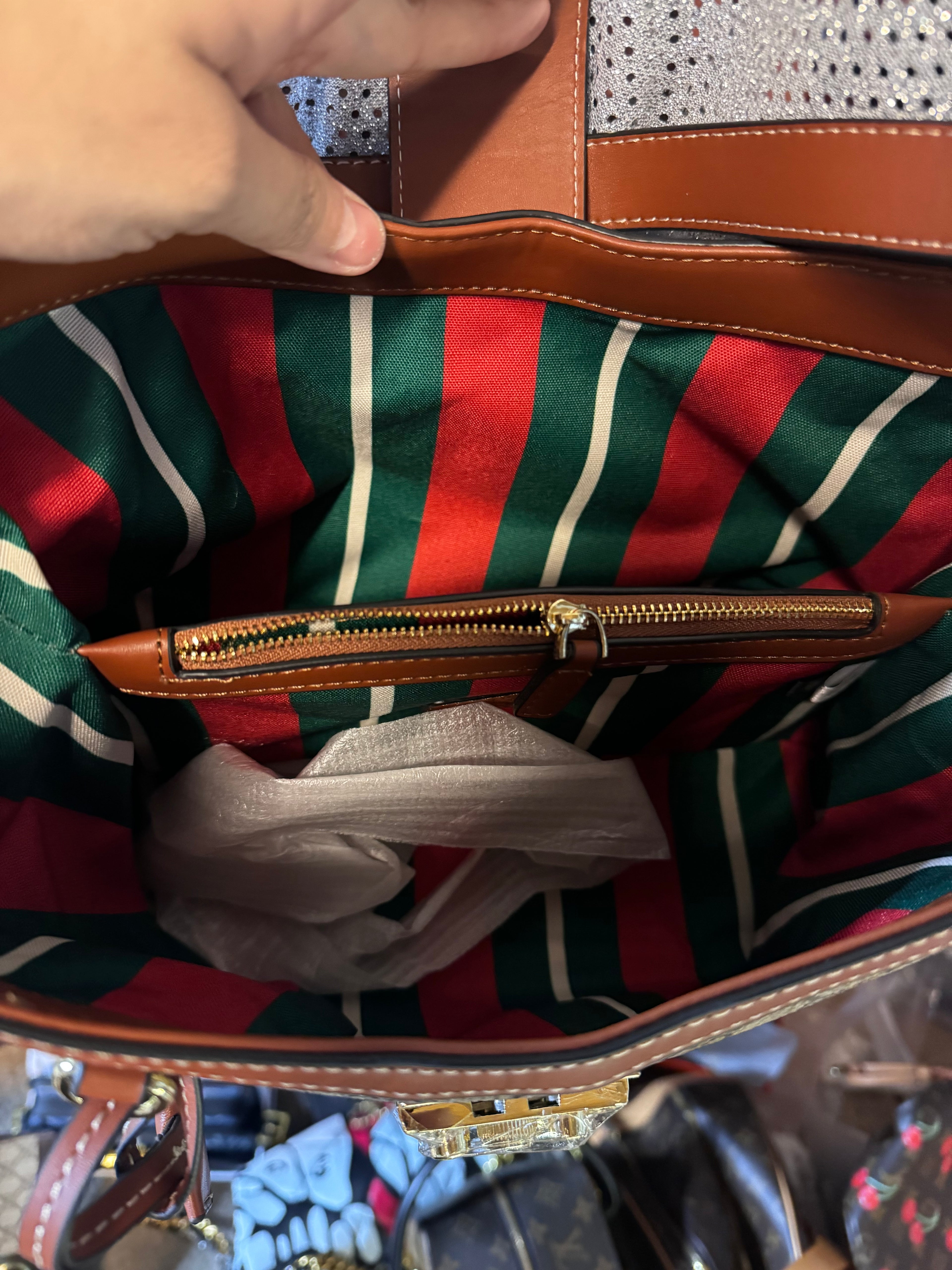 Bolso de hombro con candado