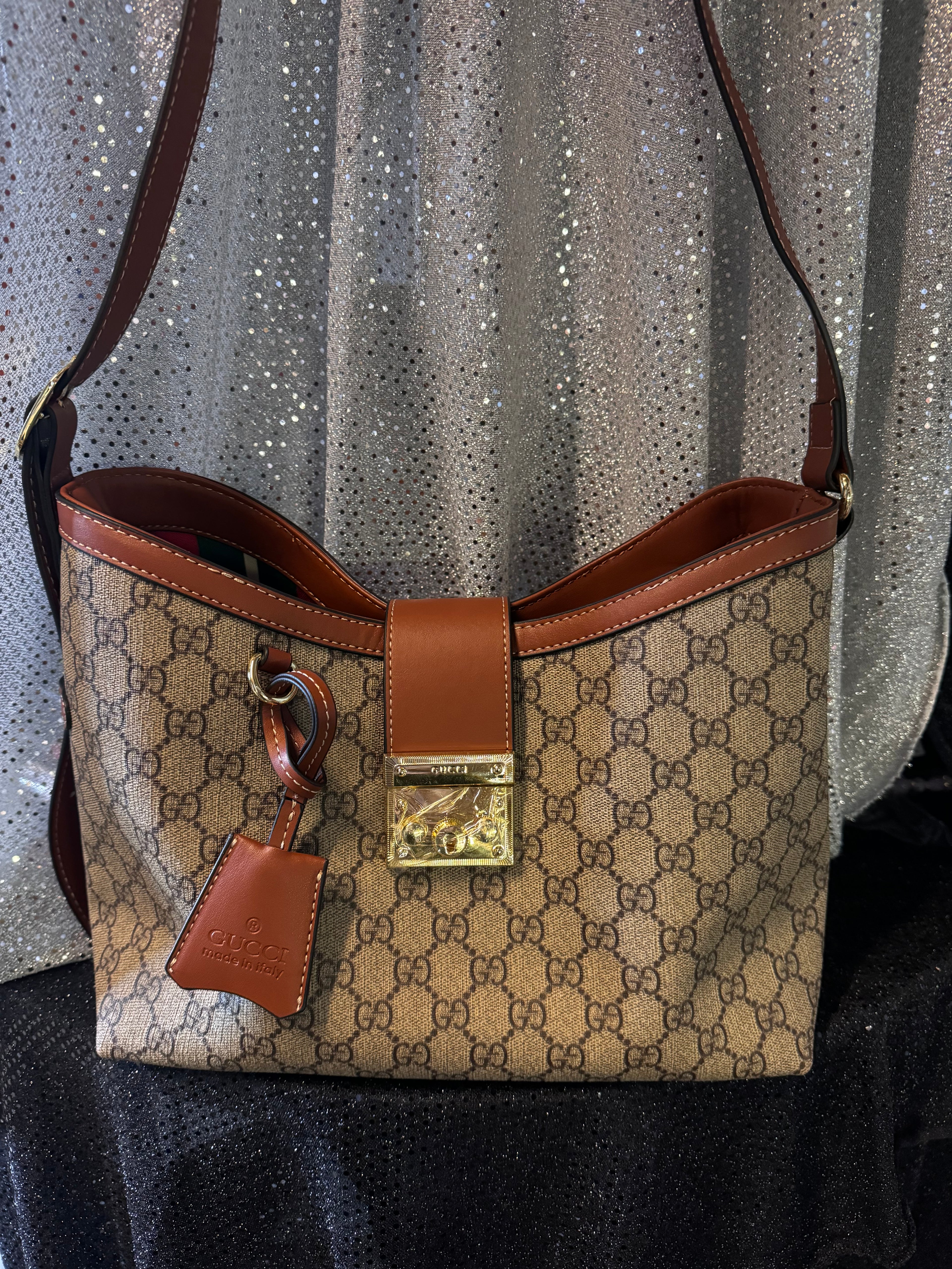 Bolso de hombro con candado